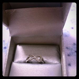 Zales Infiniti heart promise ring size 6